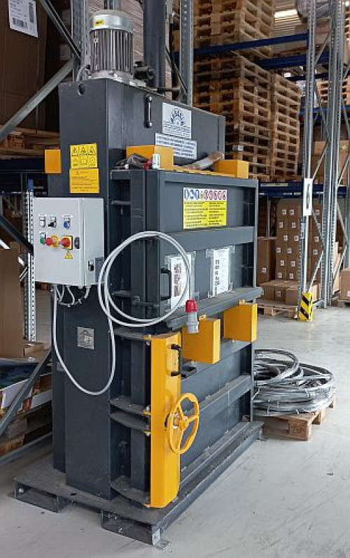 41610: vertikale Ballenpresse  AUSOMIA