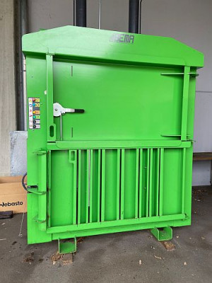 Bild zu Vollautomatische Vertikale Ballenpresse  BEMA