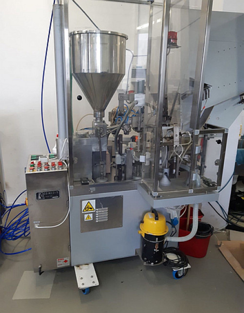 41993: Tubenf&uuml;ll- und Verschlie&szlig;maschine  COMADIS