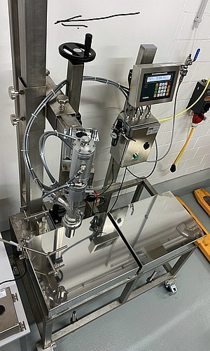 Bild zu halbautomatische Abfüllanlage für Eimer und Kanister  SYSTEC
