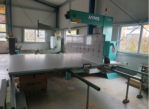42514: Vertikale Schaumstoff-Schneidemaschi-<br />ne  HYMA