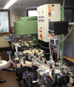 Bild zu Abfüllstraße für kleine Fläschchen 